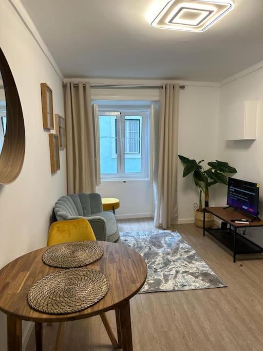 Stylish Renovated Apartment In Chiado Lisboa Exteriör bild